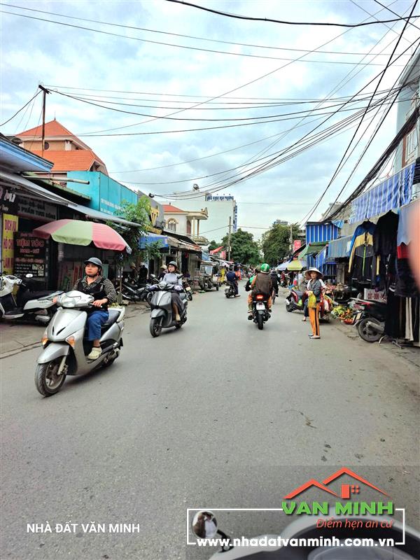 - Bán Lô đất mặt đường Thiên Lôi ngay cafe 24H.  - Vị trí cực đẹp xây nhà rộng rãi làm văn phòng, kinh doanh mọi thứ...... - 