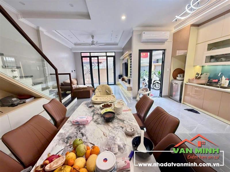 - Bán nhà đường Chợ Hàng, Hồ Sen, Dân Lập Hải Phòng  - Diện tích: 75m² 