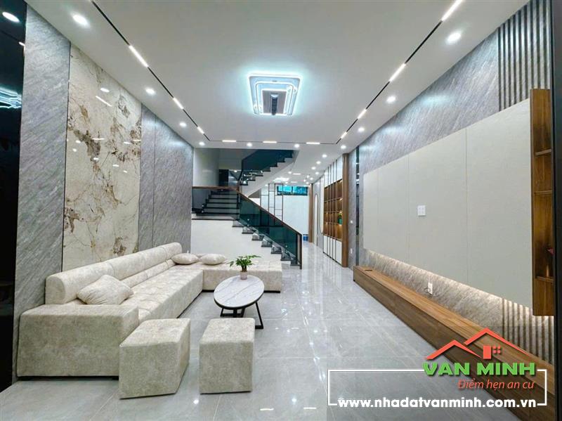 - Diện tích: 73 m², nhà xây 3 tầng kiên cố dân bán.