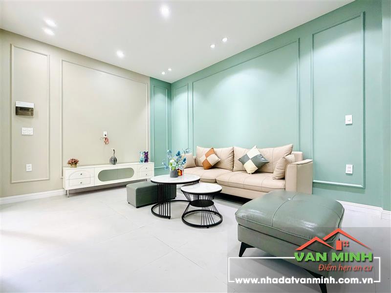 Oto đỗ cửa - full house tại Đông Khê