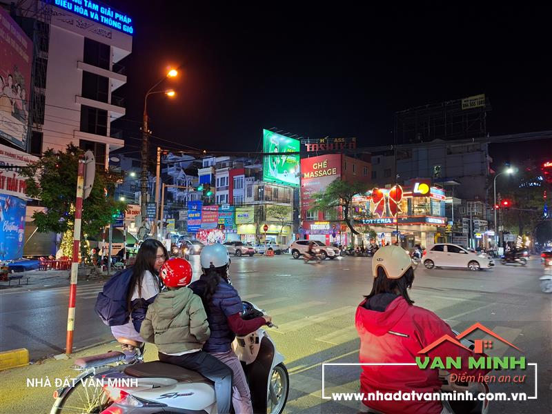 - Móng cọc khoan nhồi tường 20. Có ô chờ thang máy.  - Đặc biệt nhà 2 mặt đường. Ôtô đỗ cửa 24/24. 