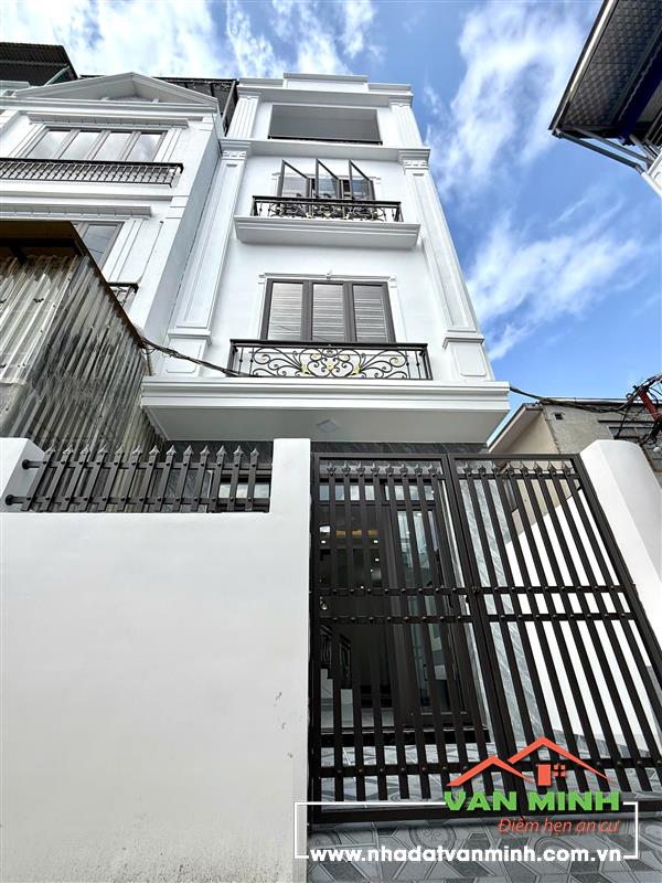  Nhà 4 tầng lô góc, sân cổng riêng, sau 1 nhà mặt đường Thiên Lôi 20m, giáp trường học, đi bộ ra Aeonmall. 