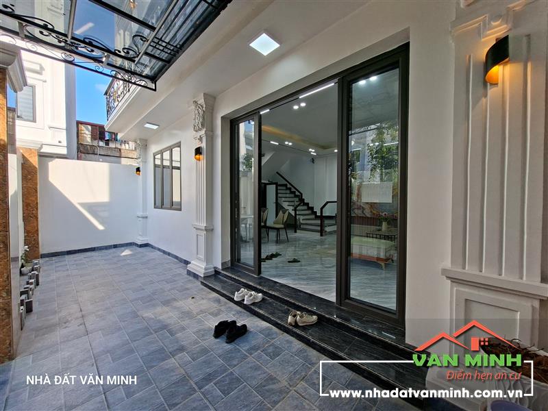 Nhà 69,6m² ngang 8,1m sân cổng rộng rãi. - Nhà mặt ngõ đường Hồ Sen. 