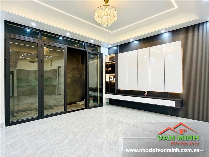 - Bán nhà Chợ Hàng mới gần Hồ Sen, có sân cổng để xe rộng rãi, ngõ nông thẳng tắp cách mặt đường chỉ hơn 30m.  - Vị trí trườn