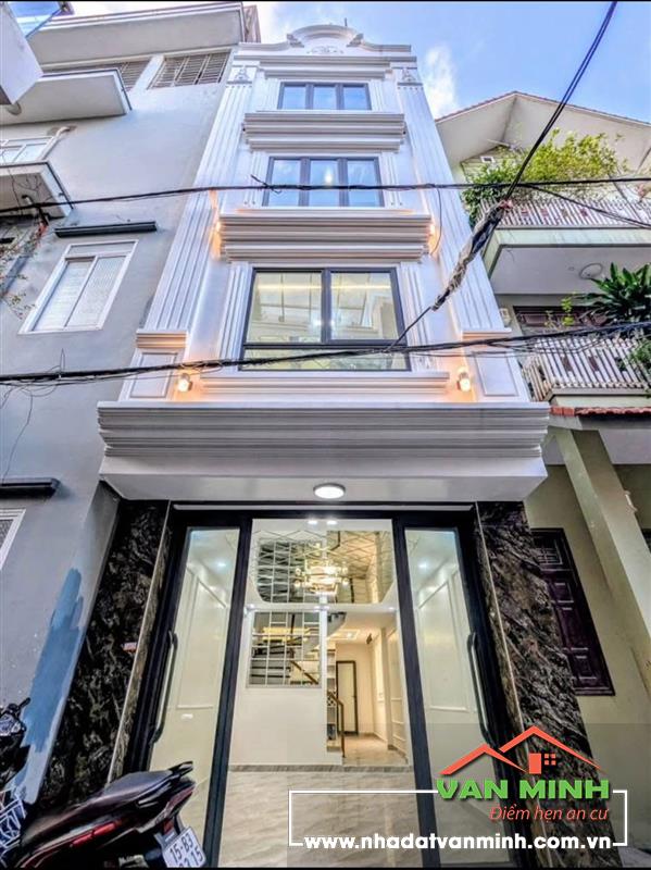 - Một căn nhà có Gara oto, ngõ rộng đẹp, dân cư văn minh ngay đường Trần Nguyên Hãn. 