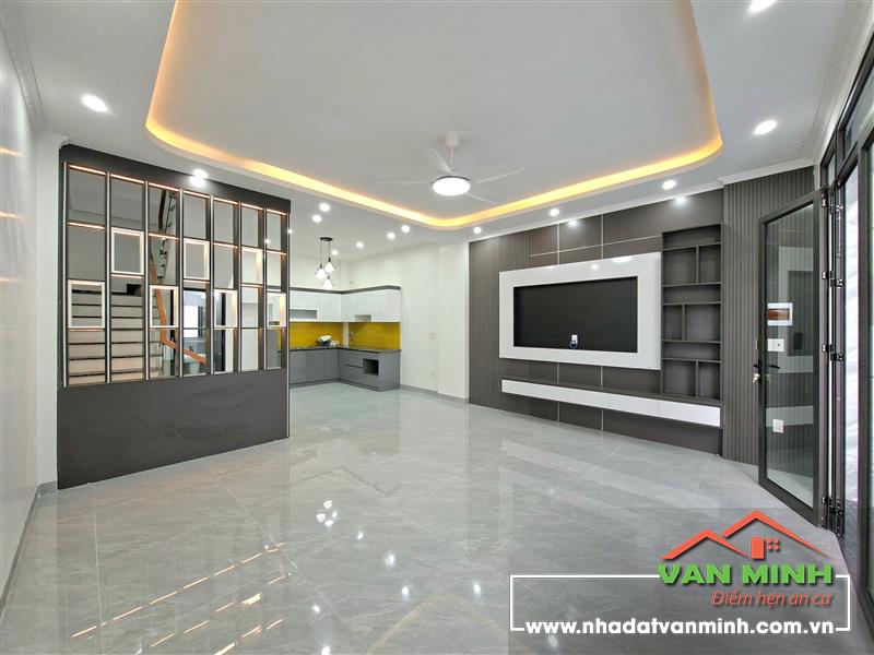 - Nhà 4 tầng sân cổng rộng 15m² ô tô đỗ cổng. - Đường Thiên Lôi đi bộ ra chợ Đôn. - DT:  51m². Hướng đông nam. 