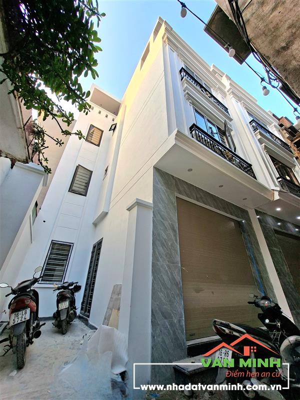 - Nhà 4 tầng sân cổng khu đường Trần Nguyên Hãn. 