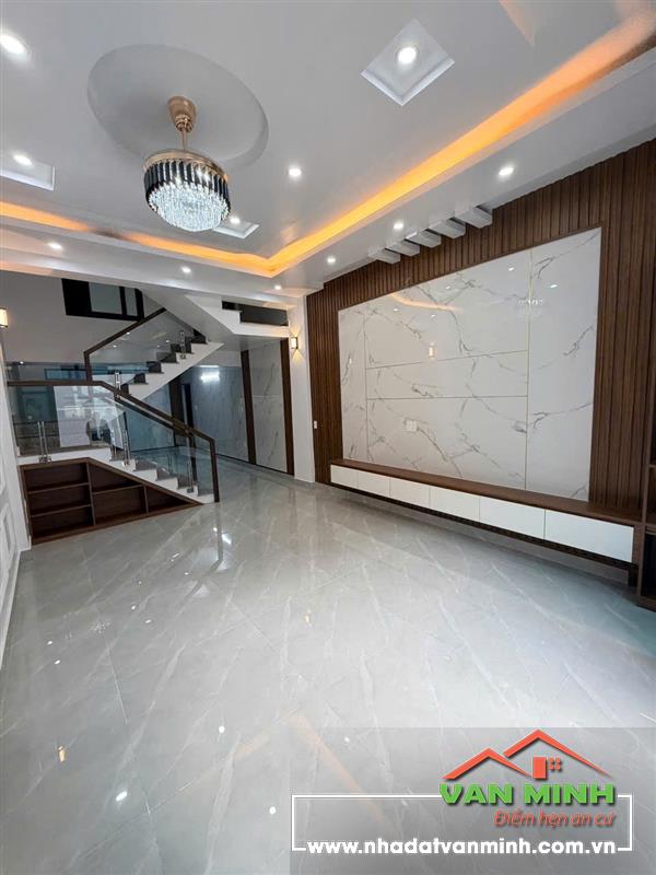 -  Vị trí ngõ thông 229 Ngô Gia Tự Chỉ 3,36 tỷ (CTT) - Nhà 3,5 tầng – 56m², có sân cổng chung  - Hướng Đông  - Phòng khách – 