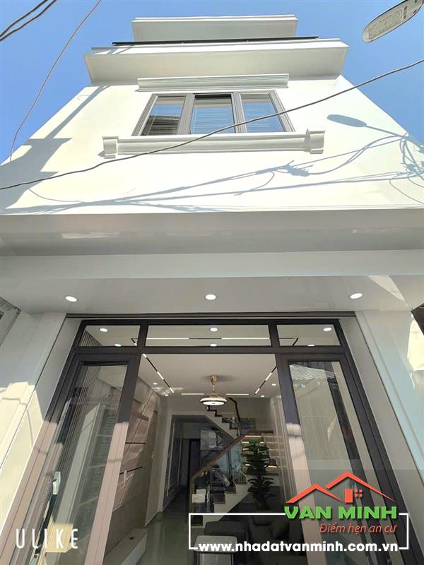 Căn 3 tầng xây mới tại trung tâm phố Tô Hiệu. 