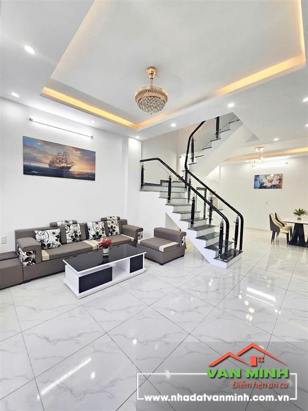 - Nhà Phố Dư Hàng ngay gần đường Hồ Sen - Xây mới 3 tầng lô góc cực thoáng, tặng toàn bộ nội thất. - Diện tích: 50m² Ngang 4,