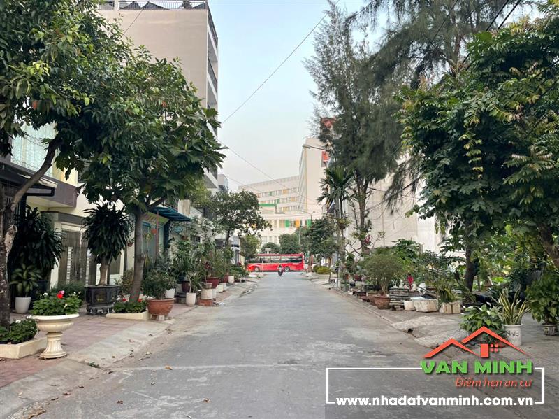 - Bán đất khu 4 Vĩnh Niệm cạnh Vinhomes Marina  - Diện tích: 100m2 ngang 5m dài 20m - Đường rộng 12m cả vỉa hè - Hướng Tây Bắ