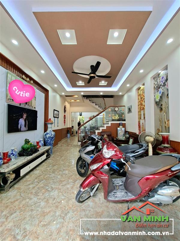 - Móng cọc khoan nhồi tường 20. Có ô chờ thang máy.  - Nhà 2 mặt đường rộng có vỉa hè. Ô tô đỗ trước cửa hoặc vào nhà. - Hướn