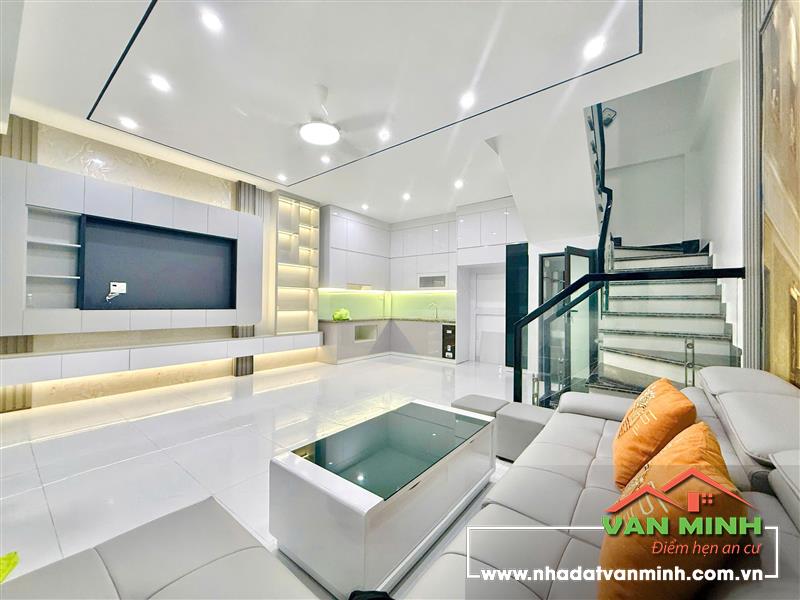 CHÍNH CHỦ  BÁN – NHÀ XÂY MỚI TINH TRUNG TÂM CHỢ HÀNG  🔹 Diện tích: 42m² x 3 tầng – ngang 5,9m, bìa vuông đẹp 🔹 Công năng: 3
