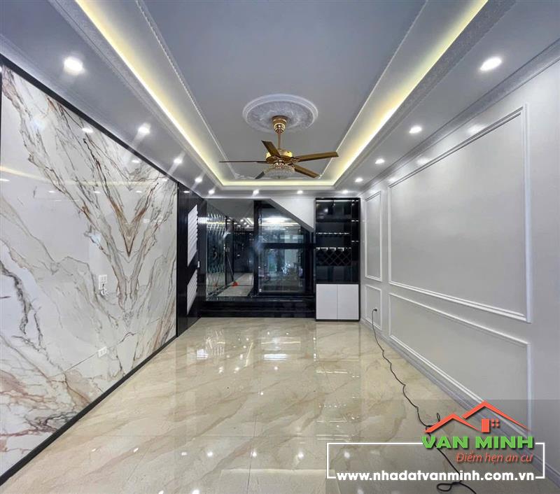 - Nhà 5 tầng thang máy tuyến 3 Văn Cao - Diện tích: 80m2 - Công năng sử dụng: 6 ngủ 7 wc, phòng khách, bếp, phòng thờ, sân ph