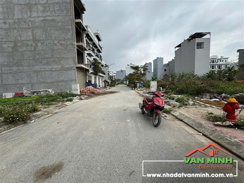 - Bán 2 thửa đất liền nhau TĐC A51 Hồ Sen. - Diện tích: 60m² 1 lô ngang 4m, đường rộng 12m cả vỉa hè. - Hướng chính Nam. - sd