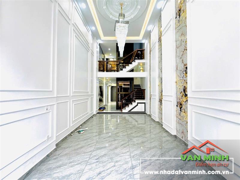 - Nhà sau mặt đường Hùng Vương. Ngay chân cầu tam bạc. Ô tô tránh nhau thoải mái.  - Diện tích bìa 60m2 . Sử dụng 72m². - Xâ