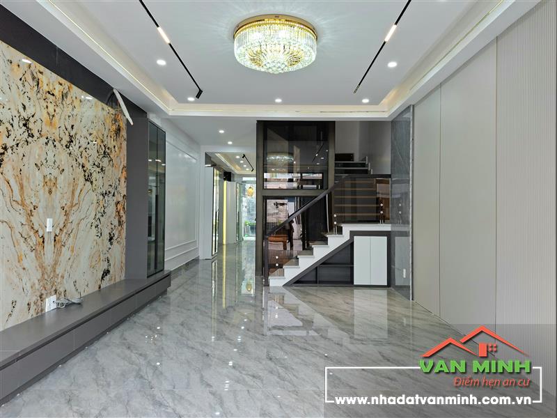 - Bán nhà tuyến 2 Đường Thiên Lôi  Hải Phòng  - Diện tích: 141m² xây 4 tầng. - Sân cổng để ô tô. Sân vườn cây sau nhà Hồ Cá. 