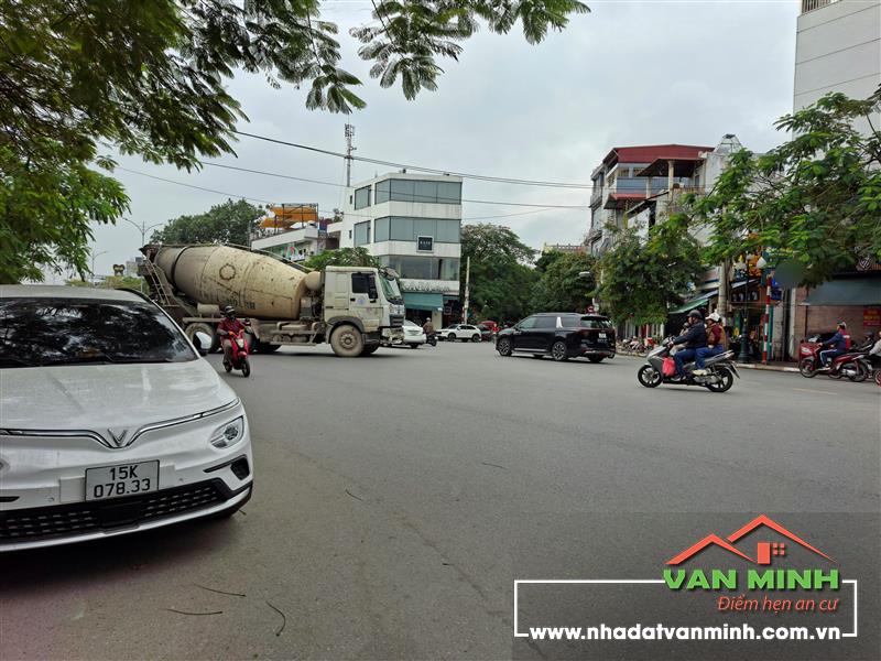 - Bán đất tặng nhà mặt đường Nguyễn Văn Linh. - Diện tích: 114m2 ngang 5m. Thêm lưu không 56m. Vỉa hè 5m. - Cho thuê có dòng 