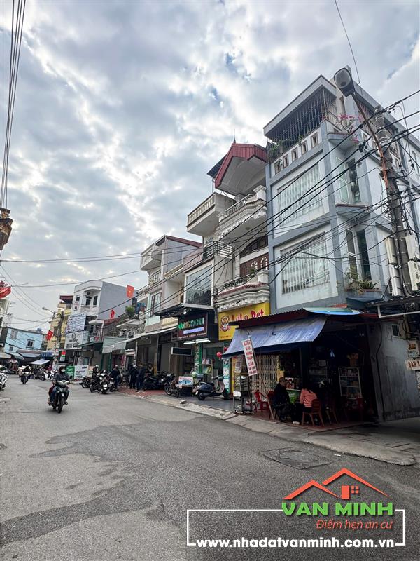 - Nhà 4 tầng mặt đường Đông Khê lô góc. - Kinh doanh buôn bán mọi mặt hàng. - Ngay gần đường trường chợ.   - 4 ngủ, phòng thờ