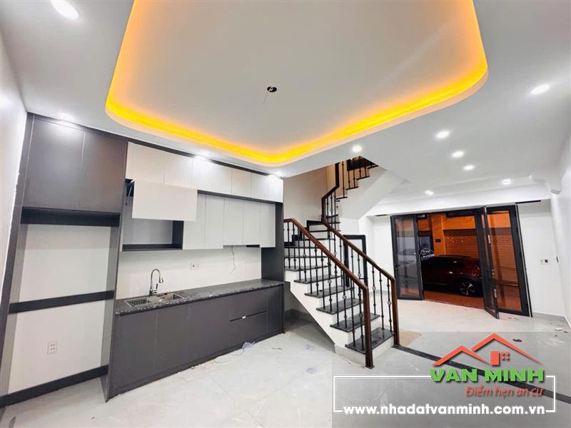 - Bán nhà Mặt Đường Đông Trung Hành, lô góc thoáng mát.  - Diện tích : 43m2 x 4 tầng đủ công năng 4 ngủ.  - Vị trí đẹp, đường