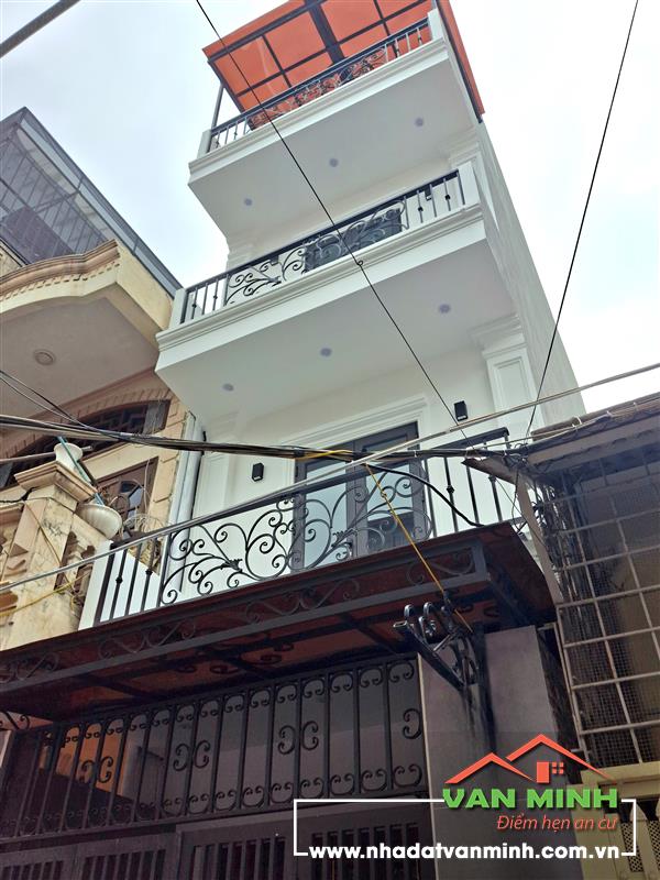 - Nhà đường Tôn Đức Thắng. - Ngõ 4m xây riêng 4 tầng. - Sân cổng, 4 phòng ngủ. - 44m² đầy đủ nội thất. - Đông Đông Nam. - Chỉ