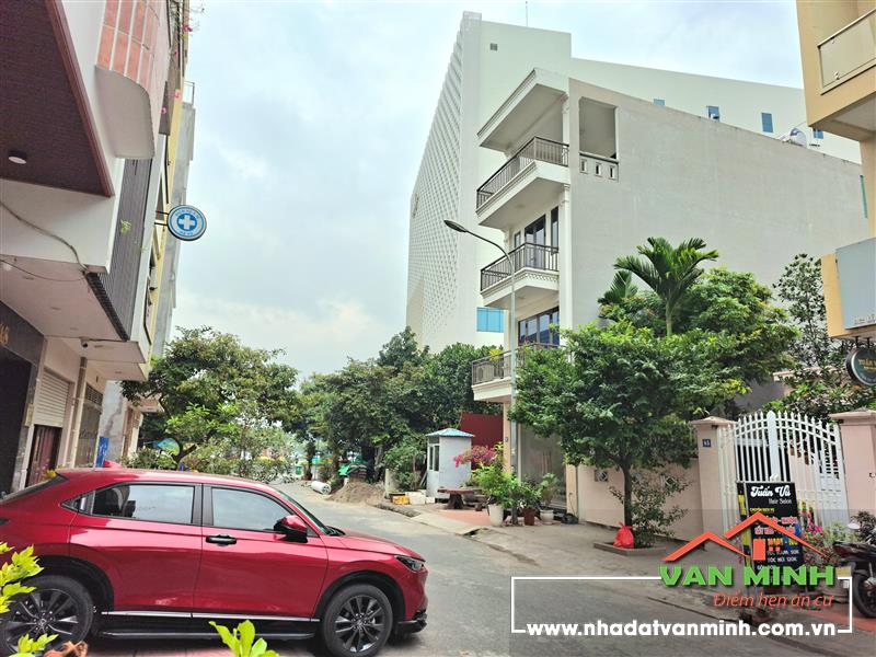 - Hào Khê Quán Nam nhà 3 tầng ôtô đỗ gần nhà. - Ngõ 3m. Ra mặt đường 25m. - 40m2  ngang 5m - Hướng tây tt  - Chỉ 3 tỷ 450 tri