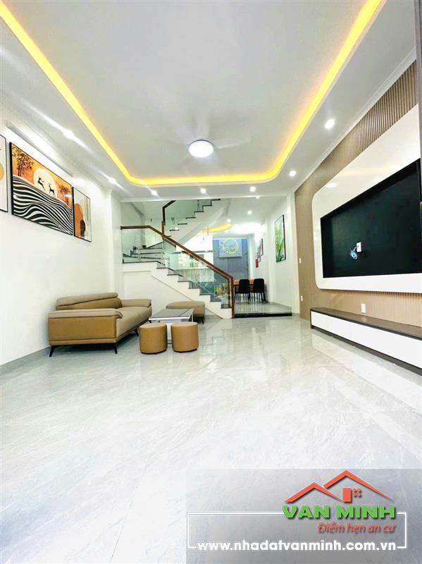 -  Nhà 4 tầng, độc lập, ôtô vào nhà, có sân chung rộng 50m, Ôtô đỗ trong sân thoải mái tại Thiên Lôi - Aeon Mall - Diện tích: