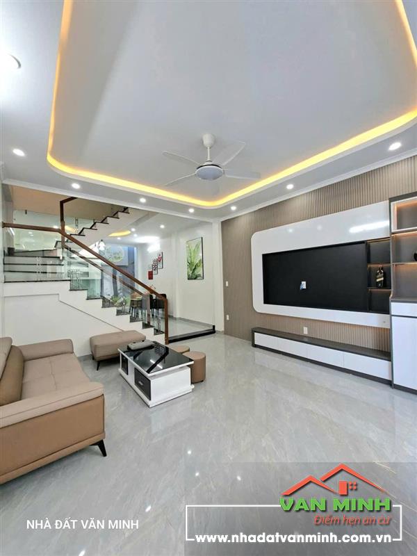 - Nhà khu Thiên Lôi có sân cổng. - Ô tô đỗ miễn phí mặt đường 24/24. Gara ô tô cạnh nhà.   - Diện tích: 65m² xây 4 tầng. Hướn