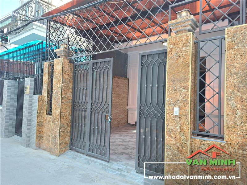 - Nhà 91m² mặt ngõ Chợ Hàng Cũ Lê Chân. - Sân cổng, thang máy chờ, tầng 1 có phòng ngủ. - Công năng: 4 phòng ngủ, 4 WC, bếp +