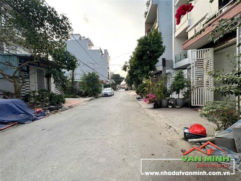 - RẺ NHẤT KHU 4 VĨNH NIỆM CẠNH VINHOMES MARINA. - 84m2 ngang:4,2m Mặt đường Trực Cát 2 Khu 4 Vĩnh Niệm. - Chỉ 74tr/m có tt Cứ