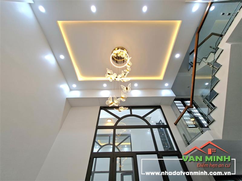 - Bán căn nhà cạnh Hoàng Huy Commerce đường Võ Nguyên Giáp - Aeon Mall. - Ngõ 2 ô tô có sân cổng chung 2 nhà 50m2 rộng rãi. -