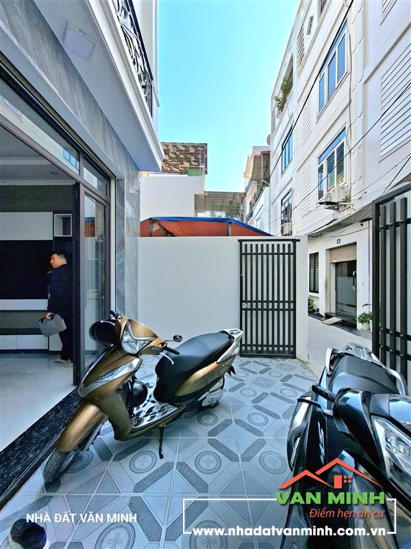 - Nhà khu Thiên Lôi có sân cổng. - Ô tô đỗ miễn phí mặt đường 24/24. Gara ô tô cạnh nhà.   - Diện tích: 65m² xây 4 tầng. Hướn