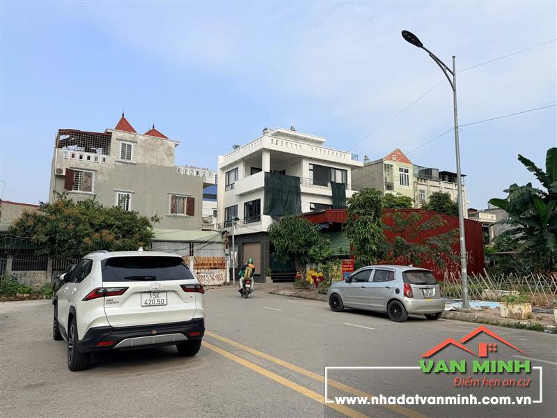 - Lô đất mặt đường 24m tđc A51 Hồ Sen Lê Chân Hải Phòng  - Tuyến 2 khu Thiên Lôi  - Thông số : 56,2m2 ngang 4,5m. - Vỉa hè 5m