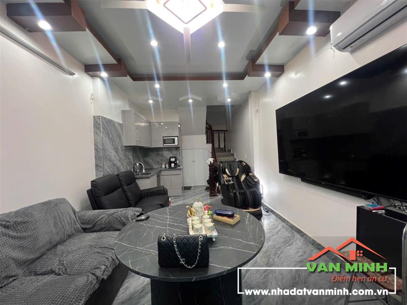 Bán nhà 4 tầng mặt đường Trần Bích - Đường trước mặt 10m