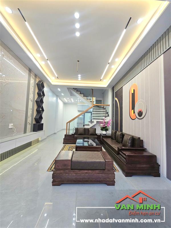 - Bán nhà đường Thiên Lôi Lê Chân Hải Phòng. - 51m2. Hướng Đông Nam  - Sân rộng, phòng khách, phòng bếp, 3 ngủ + 3 wc, sân ph