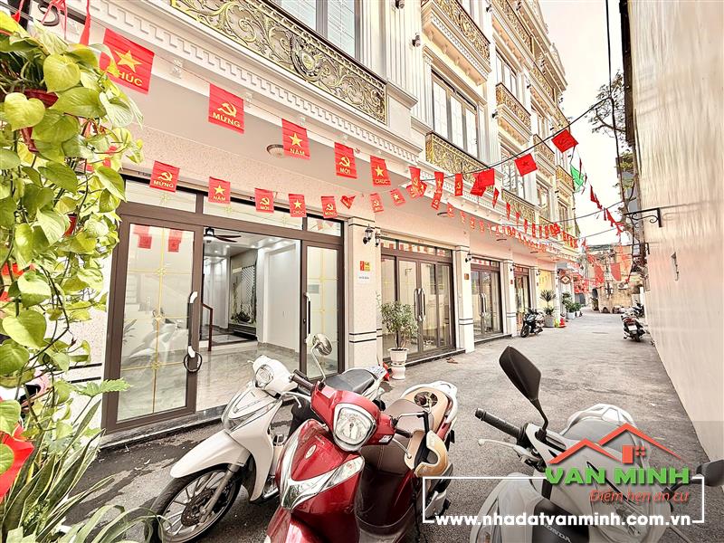 - Nhà Hồ Sen oto đỗ cửa vào nhà có thang máy 4 tầng xịn sò, tặng full nội thất - Diện tích :62m. 4 tầng mái bằng - Công năng: