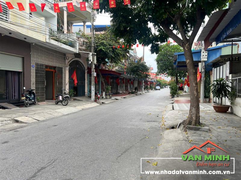 Bán nhà 2 tầng mặt đường Trần Huy Liệu - 80m2 - Ngang 4m