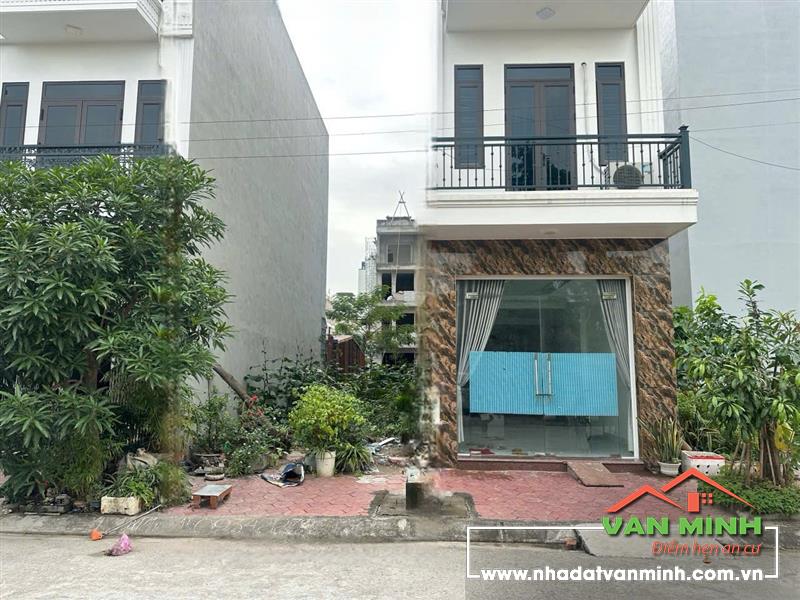- Đất Phân Lô A51 Hồ Sen Lê Chân Hải Phòng  - Diện tích: 56m2 ngang 4m  - Hướng tây bắc - Giá: 90 triệu/m Liên lạc: 0904.181.