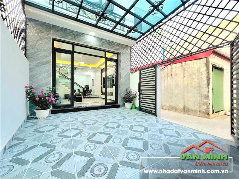 - Sân Cổng Riêng nhà Lô Góc thoáng mát Khúc Thừa Dụ thông Thiên Lôi Hải Phòng  - Diện tích : 80m2 x 4 tầng  - Hướng : Đông tứ