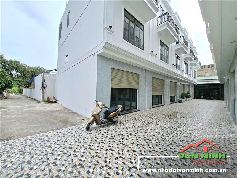 - Bán 5 căn nhà Bắc Sơn An Dương Hải Phòng  - Ôtô vào nhà Hướng Nam và Bắc  - Vị trí sau nhà mặt đường. Cạnh chợ và trường 