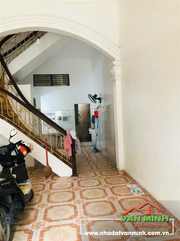 Bán nhà 2 tầng đường Hồ Sen - Ngõ rộng hơn 4m